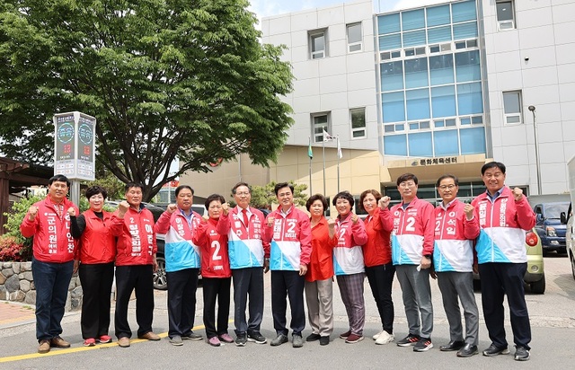 ▲ 김태흠 국민의힘 충남도지사 후보가 7일 김동일 보령시장 후보, 박경귀 아산시장 후보 선거사무소 개소식에 참석해 필승을 다짐했다. 김 후보가 지방선거에 출마한 후보들과 기념촬영을 하고 있다.ⓒ김태흠 국민의힘 충남도지하 후보 선거 캠프