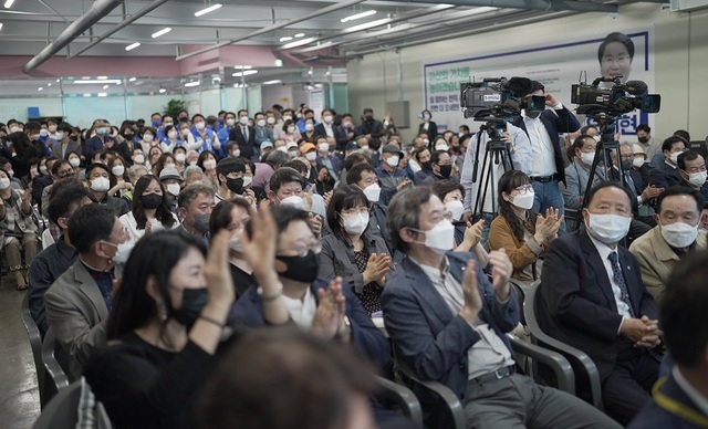 ▲ 7일 열린 오세현 아산시장 후보 선거사무소 개소식에 참석한 지지자들의 모습.ⓒ오세현 아산시장 후보 캠프