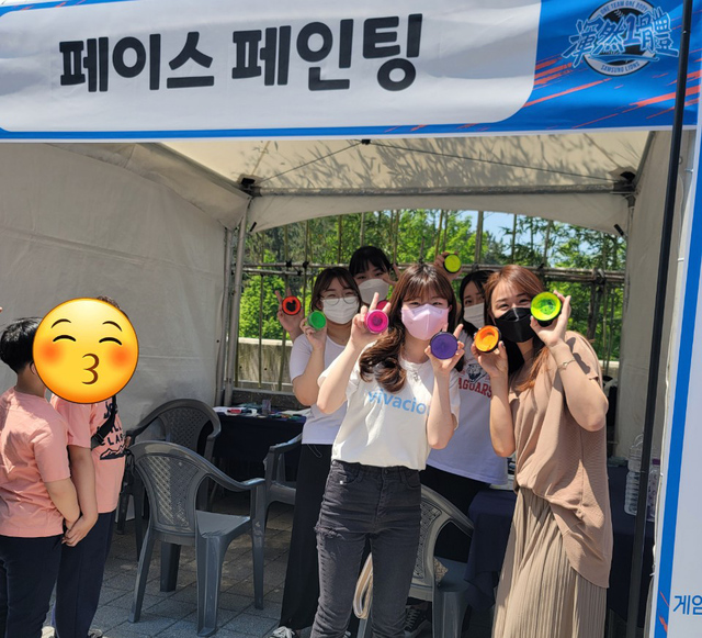 ▲ 페이스페인팅에 나선 영진전문대 뷰티융합과 학생과 교수가 부스에서 포즈를 취했다.ⓒ영진전문대