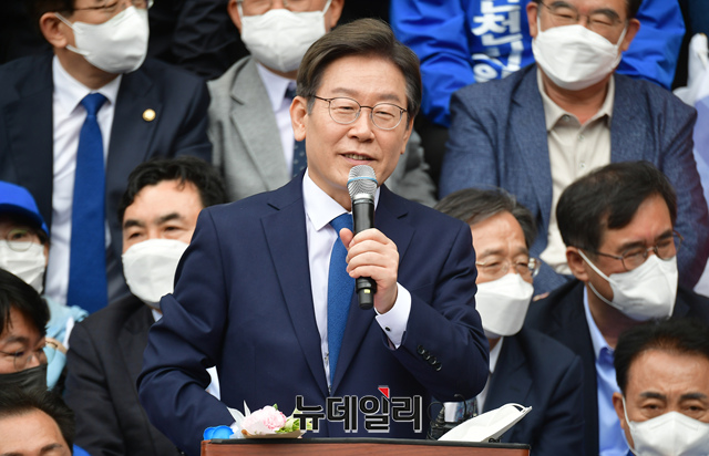 ▲ 인천 계양을 보궐선거 출마 의사를 밝힌 이재명 더불어민주당 상임고문이 8일 오전 인천 계양산 야외공연장에서 출마 선언을 하고 있다. ⓒ이종현 기자