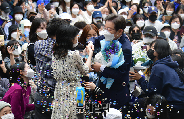 ▲ 인천 계양을 보궐선거 출마 의사를 밝힌 이재명 더불어민주당 상임고문이 8일 오전 인천 계양산 야외공연장에서 열린 출마 기자회견 앞서 지지자들과 인사를 나누고 있다. ⓒ이종현 기자