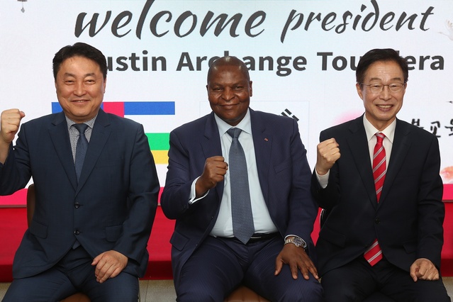 ▲ 임종식 경상북도교육감 예비후보(오른쪽)는 8일 중앙아프리카공화국 포스탱 아르샹제 투아데레(65) 대통령을 만나 정보화 교육지원 및 교육협력 사업에 대해 논의했다.ⓒ임종식 예비후보 사무소