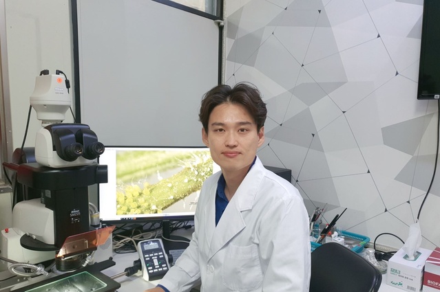 ▲ 경북농업기술원 농업환경연구과에서 근무하는 김민기 박사가 지난달 28일 개최된 ‘한국응용곤충학회 국제심포지엄 학술발표회’에서 발표한 연구가 우수성을 인정받아 연구논문 우수발표상으로 선정됐다.ⓒ경북도