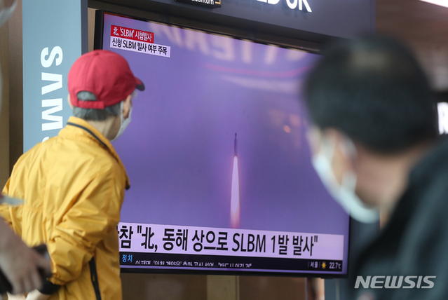 ▲ 합동참모본부가 북한이 함경남도 신포 해상 일대서 동해상으로 SLBM으로 추정되는 단거리 탄도 미사일 1발을 발사한 것을 탐지했다고 밝힌 7일 서울역에서 시민들이 뉴스를 보고 있다. 합참은 추가 정보에 대해 한미 정보 당국이 정밀분석 중이라고 밝혔다. ⓒ뉴시스