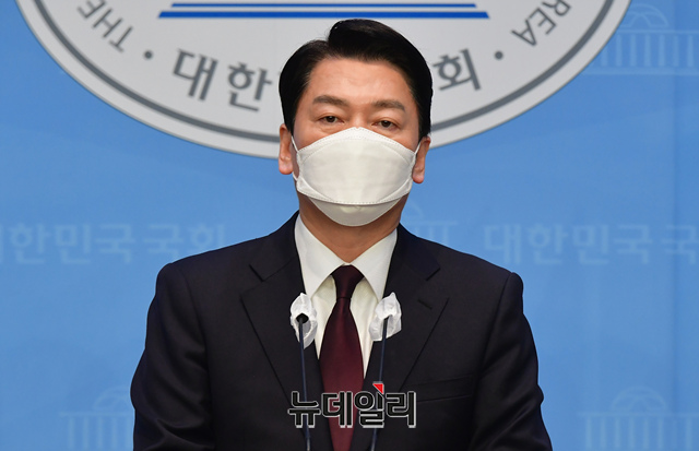 ▲ 안철수 전 대통령직인수위원장이 8일 오후 국회 소통관에서 6.1 보궐선거 분당갑 출마 선언 기자회견을 하고 있다. ⓒ이종현 기자