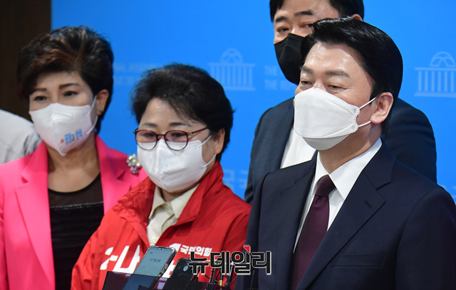 ▲ 안철수 전 대통령직인수위원장이 8일 오후 국회 소통관에서열린 6.1 보궐선거 분당갑 출마 선언 기자회견을 마치고 기자들의 질문에 답하고 있다. ⓒ이종현 기자