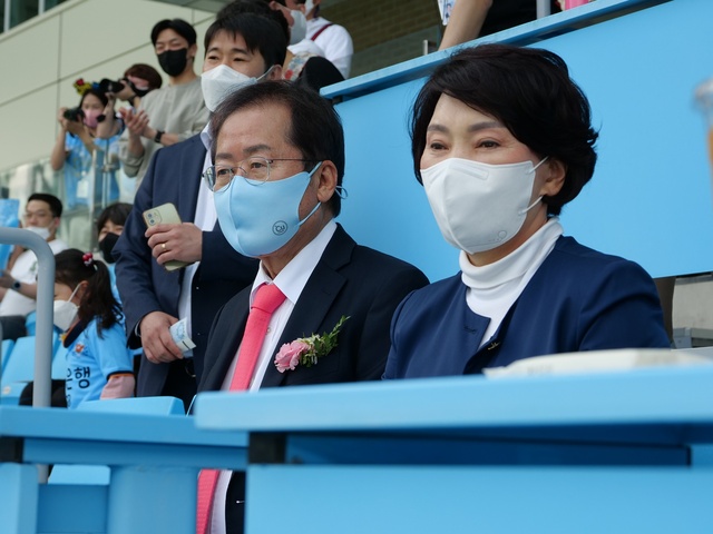 ▲ 홍 후보는 8일 오후 DGB 대구은행파크에서 수원삼성을 상대로 한 대구FC 홈경기를 관람했다.ⓒ홍준표 후보 선거사무소