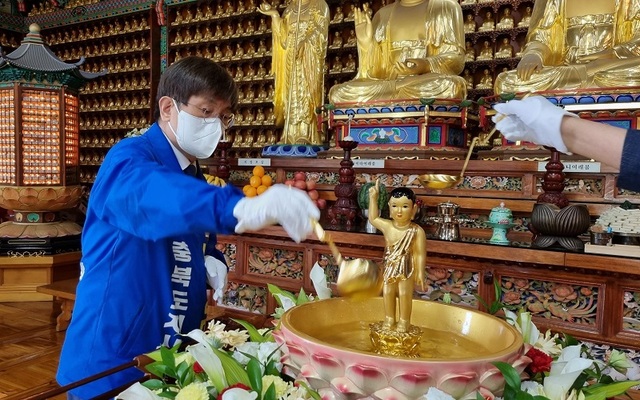 ▲ 노영민 더불어민주당 충북지사 예비후보가 8일 청주 용화사 봉축법요식에 참석해 관불의식을 하고 있다.ⓒ노영민 충북지사 후보 캠프