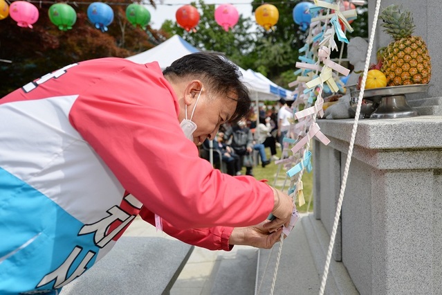 ▲ 김영환 국민의힘 충북지사 예비후보가 8일 청주 관음사에서 작성한 ‘소원성취 축원문’을 매달고 있다.ⓒ김영환 충북지사 후보 캠프