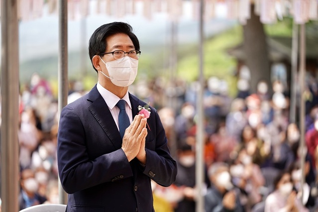 ▲ 양승조 충남도지사 후보가 8일 불기 2566년 부처님 오신날을 맞아 수덕사에서 열린 봉축법요식에 참석해 합장을 하고 있다.ⓒ양승조 충남지사 선거 캠프