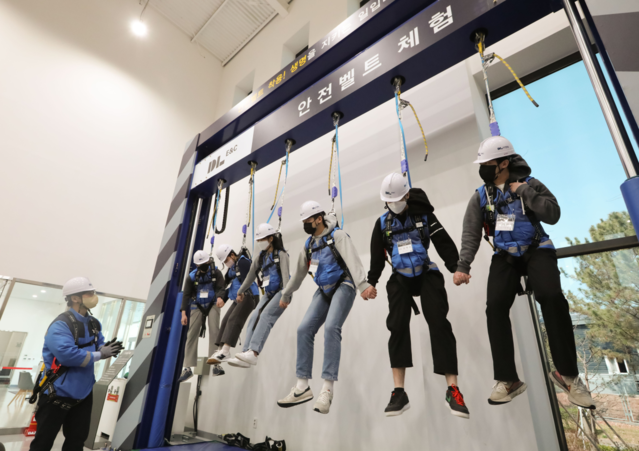 ▲ 신입사원들이 안전체험학교에서 안전교육을 받고 있다. ⓒ DL이앤씨