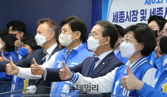 ▲ 강준현 더불어민주당 세종시당 위원장과 홍성국 국회의원, 이춘희 세종시장 예비후보가 제8회 전국동시지방선거 세종시장과 세종시의원 후보자 공동 기자회견에서 엄지 손자락을 추켜 세우며 승리를 다짐하고 있다.ⓒ이길표 기자