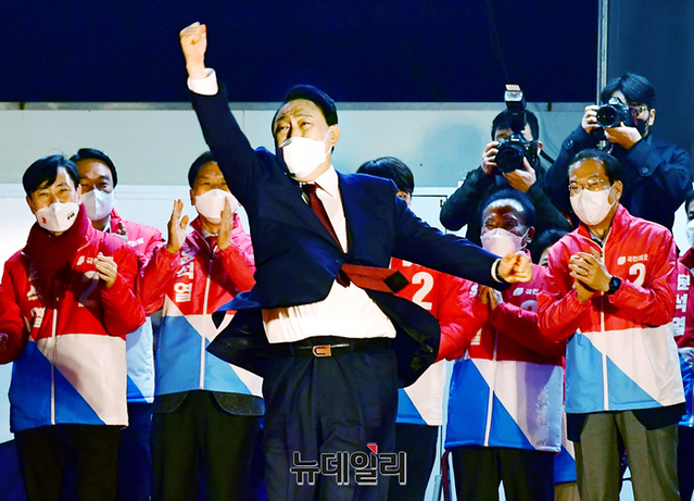 ▲ 윤석열 대통령 당선인이 지난 3월10일 새벽 서울 여의도 국민의힘 당사 앞에 마련된 특설무대에서 대국민 감사인사를 하고 어퍼컷 세리모니를 선보이고 있다.ⓒ정상윤 기자