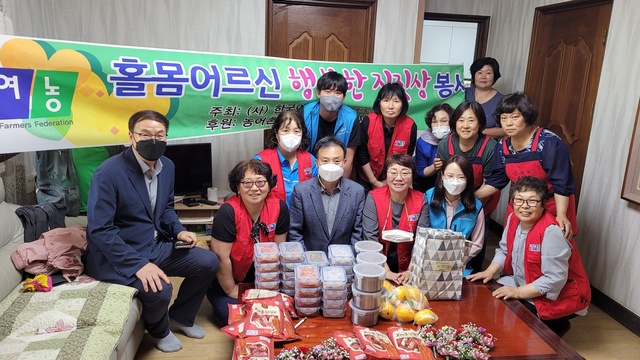 ▲ 한국여성농업인청도군연합회(회장 이은주)는 지난 6일 홀몸 어르신들을  위한 행복한 진짓상을 마련했다.ⓒ청도군