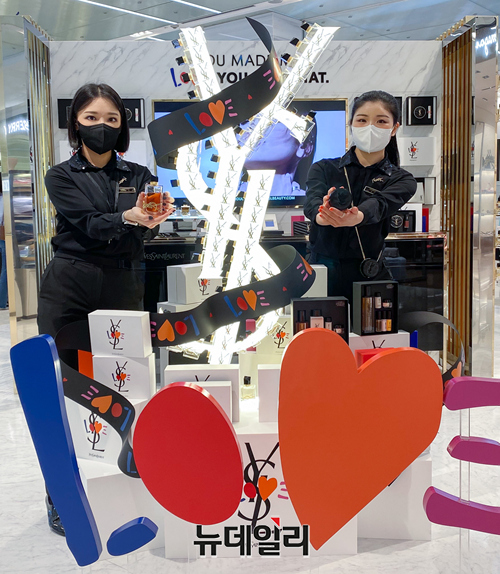 ▲ 9일 오전, 서울 강남구 현대백화점 무역센터점 1층 '리브르 포디움 팝업스토어'에서 직원들이 대표 상품을 소개하고 있다. ⓒ현대백화점