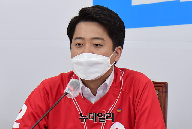 ▲ 이준석 국민의힘 대표가 9일 오전 국회에서 열린 국민의힘 전국동시지방선거 중앙선거대책위원회 제1차 회의에서 모두발언을 하고 있다 ⓒ이종현 기자