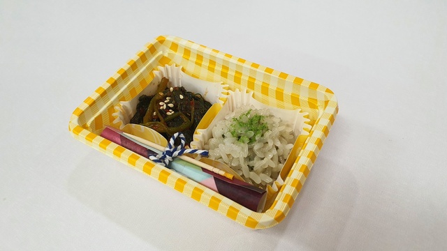 ▲ 영양군농업기술센터(소장 임숙자)는 제17회 영양산나물축제 기간중 5월 13일, 14일 이틀간 축제장을 찾는 관람객들에게 영양군우리음식연구회에서 만든 산나물 레시피 나눠주기 행사한다.ⓒ영양군