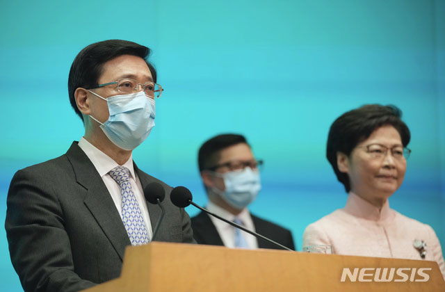 ▲ 존 리 신임 홍콩 행정장관과 캐리 람 현 행정장관. 두 사람 다 중국 공산당에 충성하고 있다. ⓒ뉴시스 AP. 무단전재 및 재배포 금지.
