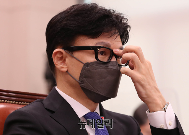 ▲ 한동훈 법무부 장관 후보자가 9일 오전 국회에서 열린 인사청문회에 출석해 의원들의 의사진행 발언을 듣고 있다. ⓒ뉴데일리(사진=공동취재단)