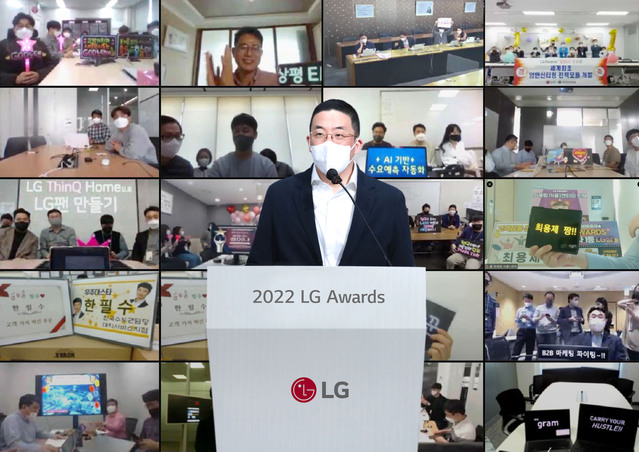 ▲ 2022년 LG 어워즈 시상을 하는 구광모 LG 회장 ⓒLG