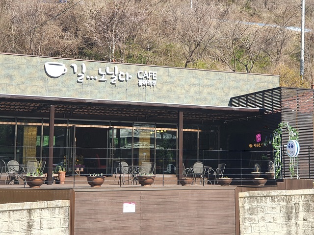 ▲ 물야저수지 관리사무소를 리모델링한 봉화객주 전경.ⓒ봉화군