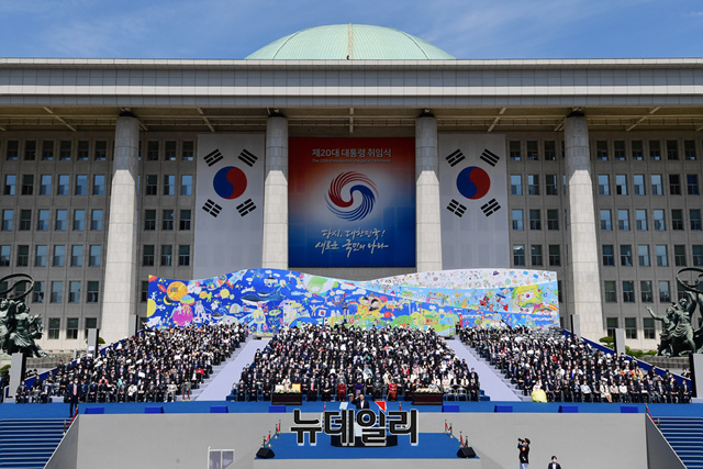 ▲ 여의도 국회 본관 앞 마련된 취임식 무대 ⓒ국방홍보원