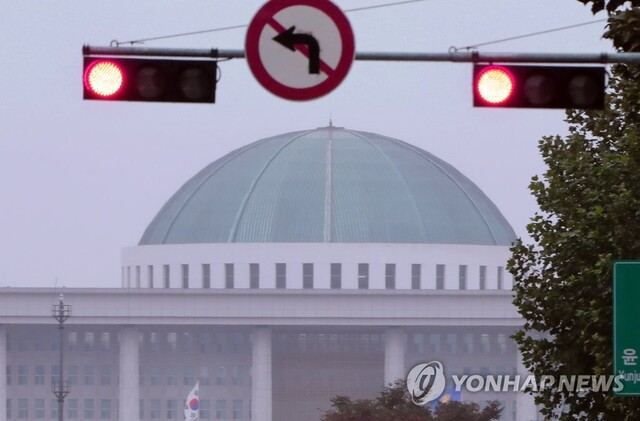 ▲ 국회 앞 신호등에 빨간 불이 켜져 있다.ⓒ연합뉴스