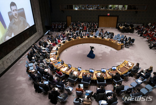 ▲ 지난 4월 5일 유엔 안보리 회의. 우크라이나 문제를 다루는 자리였다. 유엔 안보리에서는 러시아의 반대로 우크라이나 문제를 제대로 다루지 못하고 있다. 북한에 대한 추가제재 또한 중국과 러시아의 반대로 사실상 불가능한 상태다. ⓒ뉴시스 AP. 무단전재 및 재배포 금지.