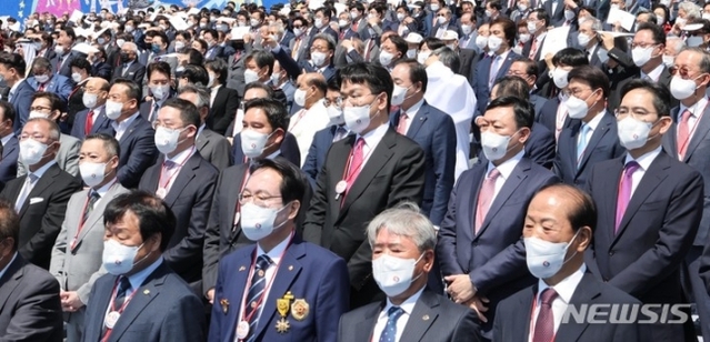 ▲ 10일 오전 서울 여의도 국회 앞마당에서 열린 제20대 대통령 취임식에 이재용(오른쪽부터) 삼성전자 부회장, 신동빈 롯데그룹 회장을 비롯한 기업인들이 참석해 있다. ⓒ뉴시스