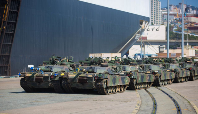 ▲ 2020년 10월 한국 순환근무를 위해 국내에 들어온 미육군 제3기갑사단 예하 제1기갑여단전투단의 탱크들. 고속수송선에서 하역한 뒤 열차를 통한 수송을 기다리고 있다. ⓒ미육군 제공.