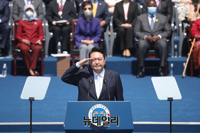 ▲ 윤석열 대통령이 10일 오전 국회에서 열린 20대 대통령 취임식에서 의장대를 사열하고 있다.ⓒ이종현 기자(사진=국방홍보원)