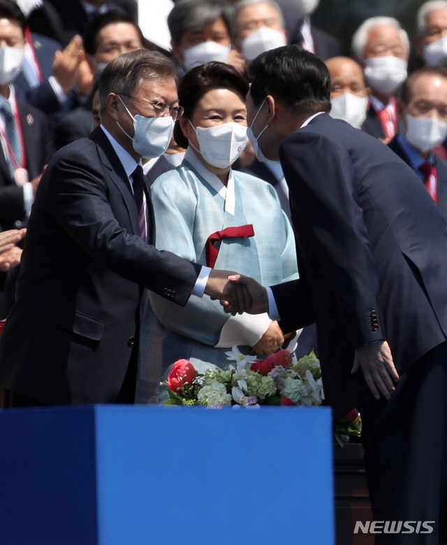 ▲ 윤석열 대통령이 10일 오전 제20대 대통령 취임식이 열린 국회 식장에 입장하며 문재인 전 대통령과 인사하고 있다. ⓒ뉴시스
