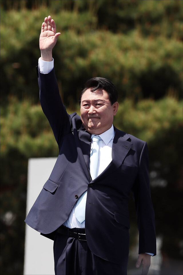 ▲ 윤석열 대통령이 10일 오전 국회에서 열린 제20대 대통령 취임식에서 취임사를 마친 뒤 참석자들에게 손을 들어 인사하고 있다.ⓒ뉴시스(공동취재사진)