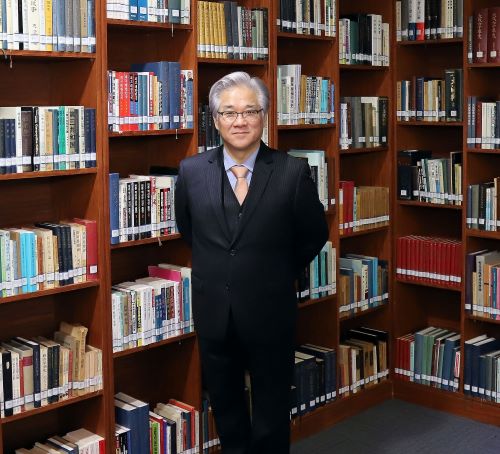 ▲ 지난해 11월 모교인 청주대학교를 찾아 기념촬영을 하고 있는 연광철 성악가.ⓒ청주대