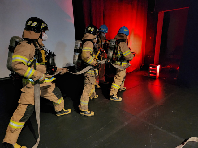 ▲ 서울시가 지난달 21일 오후 북서울꿈의숲 내 공연장인 ‘꿈의숲아트센터’에서 ‘공연 도중 화재발생시 관람객 대피’상황에 대해 강북소방서와 합동소방 모의훈련을 실시하고 있다. ⓒ뉴시스