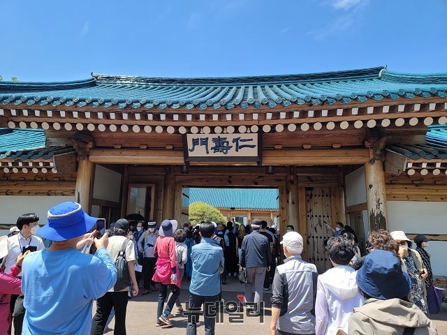 ▲ 청와대 관저 인수문 앞에 인파가 몰려 있는 모습.ⓒ손혜정 기자