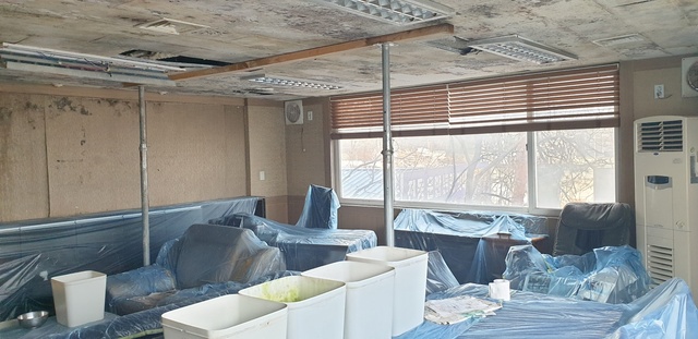 ▲ 장원홈쇼핑 자매회사인 서한냉동이 입주해 있는 가락시장 내 건물 내 사무실. 본지가 사무실을 확인해본 결과 습기로 인해 생긴 곰팡이 때문에  일상업무를 보기는 어려운 상태였다. 서울시농수산식품공사가 시설물 유지보수 의무가 있는데도 이처럼 방치하고 있다는 게 장원홈쇼핑 측 주장이다. ⓒ장원홈쇼핑 제공