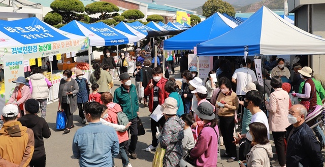 ▲ 정례 농산물 직거래장터인 ‘바로마켓 경상북도점’이 산지의 신선함을 무기로 대구 소비자의 입맛을 제대로 사로잡으며 큰 호응을 얻고 있다.ⓒ경북도