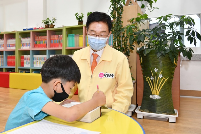 ▲ 임종식 경북교육감 예비후보는 “자녀 양육 환경 변화와 맞벌이 가정 증가에 따라 발생하는 초등 돌봄 공백을 해소하고 안심하고 양육할 수 있는 여건 마련을 위해 ‘경북형 온(溫) 돌봄 체제’를 구축하겠다”고 밝혔다.ⓒ임종식 예비후보 사무소