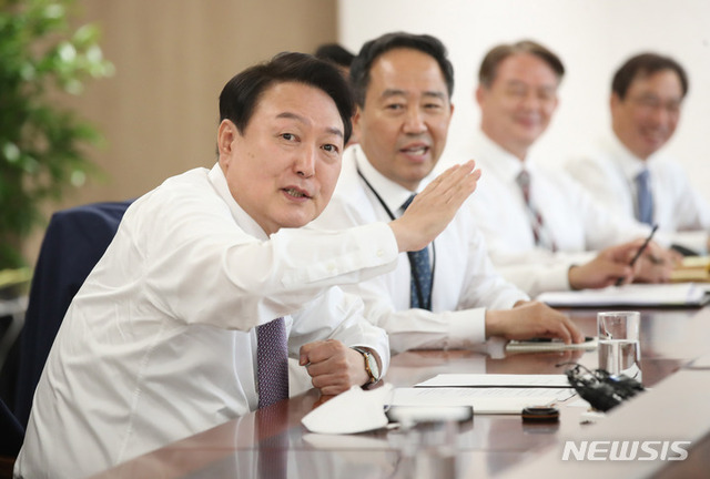 ▲ 윤석열 대통령이 11일 서울 용산 대통령실 청사 대회의실에서 열린 첫 수석비서관회의를 주재하고 있다.ⓒ뉴시스