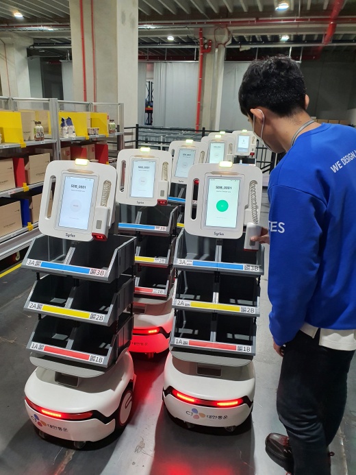 ▲ 최적 동선에 따라 상품을 자율 운반하는 AMR. ⓒCJ대한통운