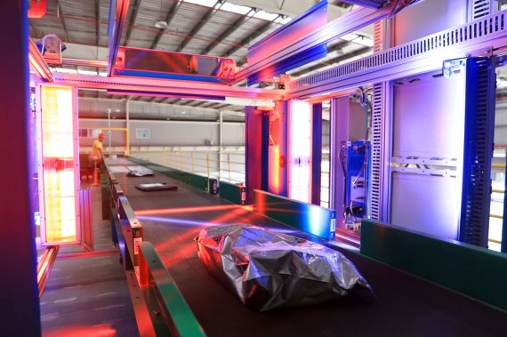 ▲ CJ대한통운의 첨단 지능형 스캐너 ITS가 택배 상품을 스캔하고 있다. ⓒCJ대한통운