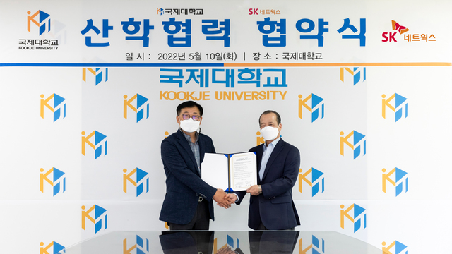 ▲ 스피드메이트-국제대학교 산학협력 MOU 체결식에서 장영욱 스피드메이트 사업부장(좌)과 국제대학교 임지원 부총장이 악수하고 있다.ⓒ스피드메이트