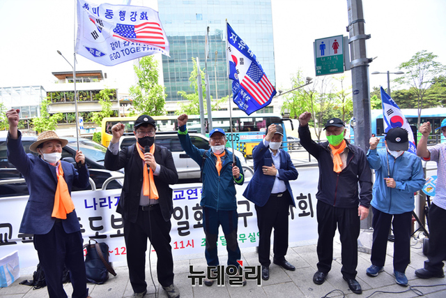 ▲ 우파 시민단체 나라지킴이고교연합이 11일 조영달 서울교육감 예비후보 사무실 앞에서 단일화 촉구 기자회견을 하고 있다. ⓒ강민석 기자