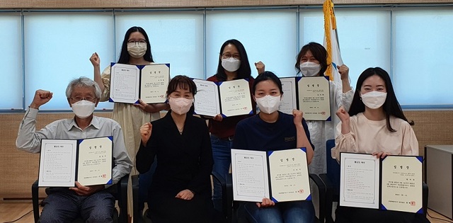 ▲ 세종시 집현동에 최근 30대 청년 통장 3명이 활동을 시작해 눈길을 끌고 있다. 사진은 유희영 반곡동장(앞줄 왼쪽 두 번째)과 집현동 통장 6명이 기념촬영을 하고 있다. 30대 통장은 이민지 14통장(앞줄 왼쪽 세번째), 양수진 15통장(앞줄 왼쪽 네 번째), 손예슬 4통장(뒷줄 왼쪽 첫 번째).ⓒ세종시