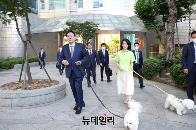 ▲ 윤석열 대통령이 11일 오전 서울 서초구 자택에서 용산 대통령실 청사로 출근하며 김건희 여사와 함께 나서고 있다. ⓒ뉴데일리DB