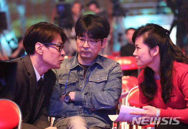 ▲ 2018년 4월 평양 류경정주영 체육관에서 열렸던 남북합동공연 준비 중 가수 윤상과 현송월이 이야기를 나누는 것을 탁현민 청와대 비서관이 지켜보고 있다. ⓒ뉴시스. 무단전재 및 재배포 금지.