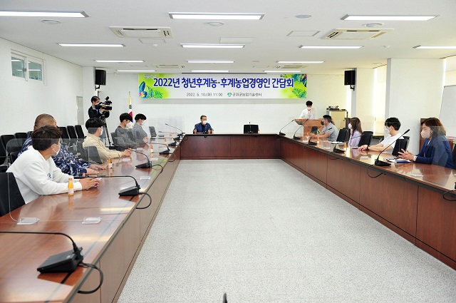 ▲ 군위군 농업기술센터는 지난 10일 ‘청년후계농·후계농업경영인 대상자 간담회’를 가졌다.ⓒ군위군