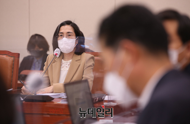 ▲ 김현숙 여성가족부 장관 후보자가 11일 오전 국회에서 열린 인사청문회에서 의원들의 질문에 답하고 있다. ⓒ이종현 기자(사진=공동취재단)