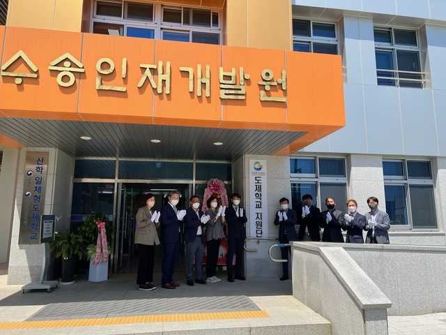 ▲ 경북교육청은 11일 도내 직업계고등학교에서 운영 중인 산학일체형 도제학교와 경북형 도제학교 운영을 지원하기 위한 ‘경북교육청 도제학교 지원단’ 현판식과 1차 협의회를 시작으로 본격적인 운영에 들어간다고 밝혔다.ⓒ경북교육청